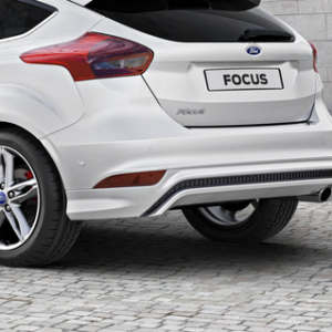 Zaščitna letev zadnjega odbijača s črnim sijajnim difuzorjem